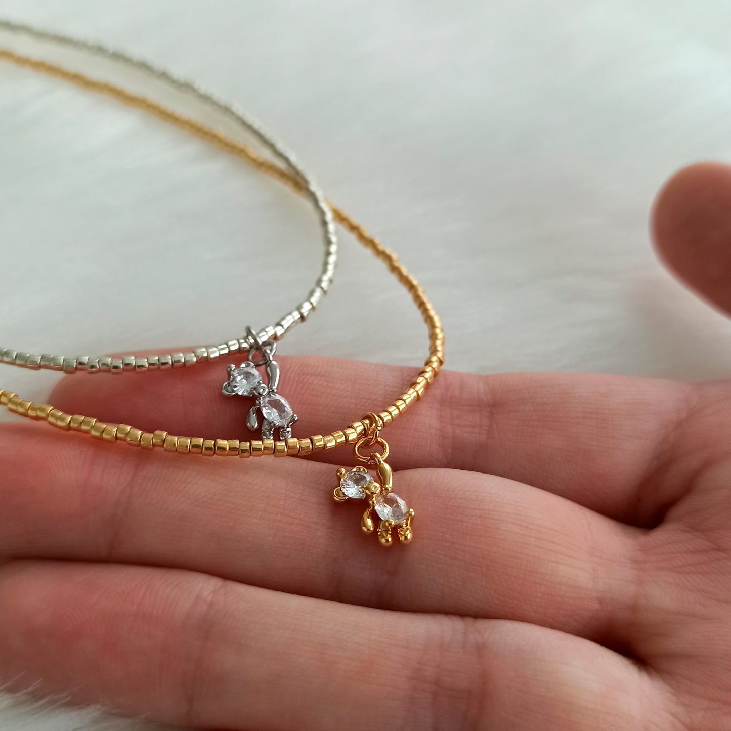 Korálkový choker s malým medvídkem
