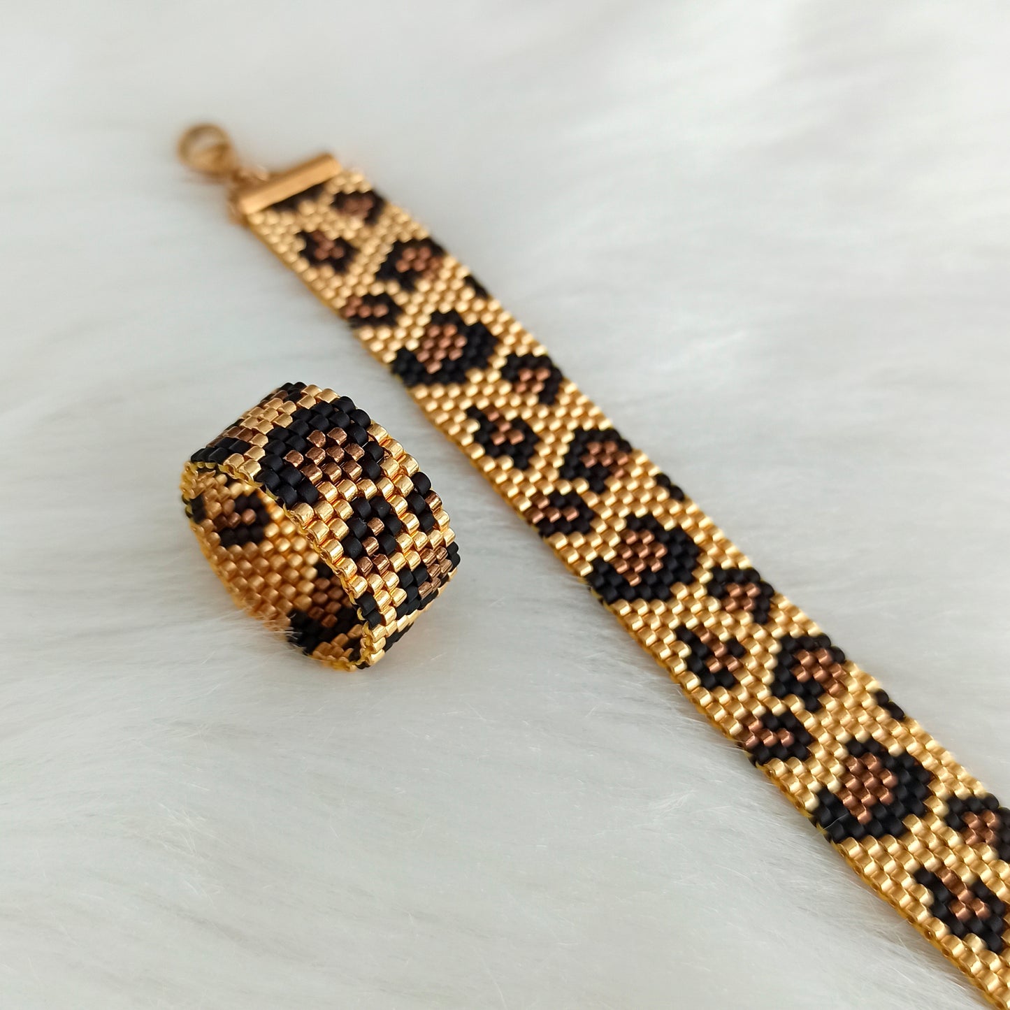 Leopardí náramek ve zlaté barvě
