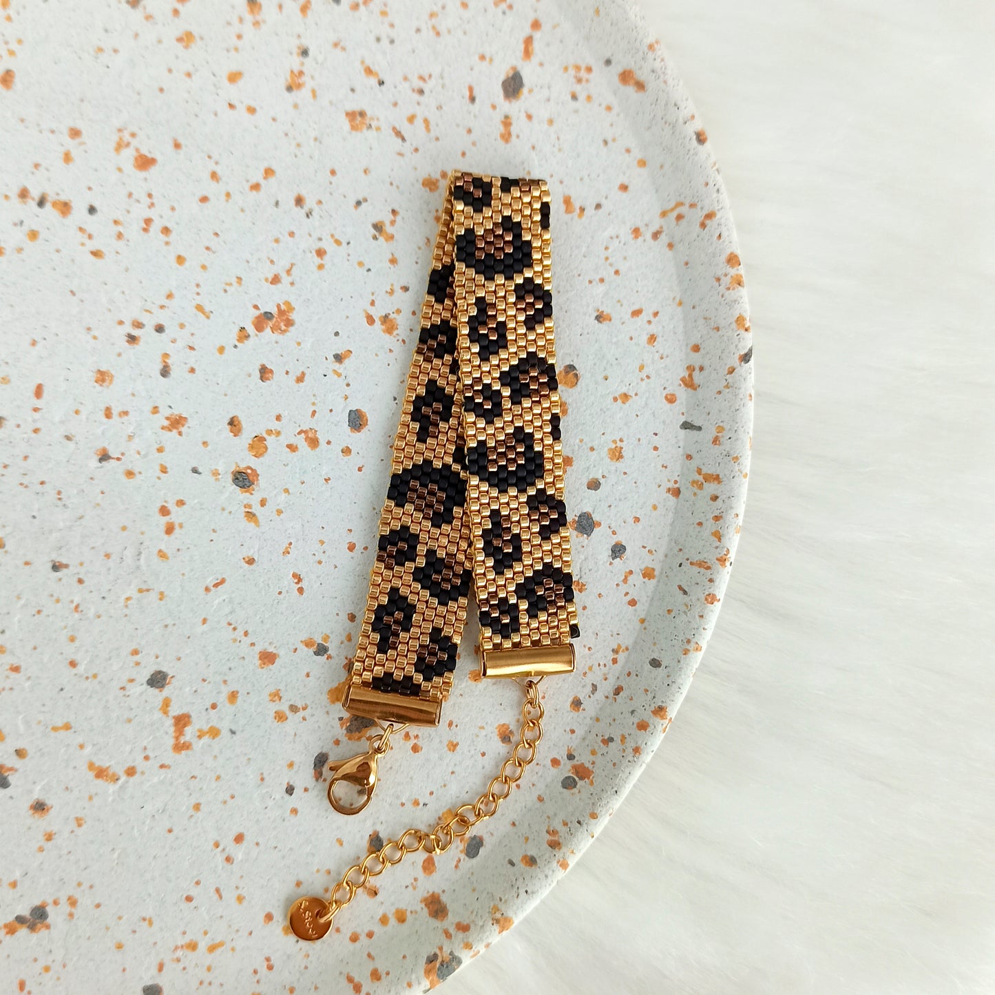 Leopardí náramek ve zlaté barvě