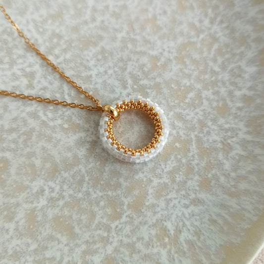 Náhrdelník v křišťálově bílé barvě se zlatem 23 mm