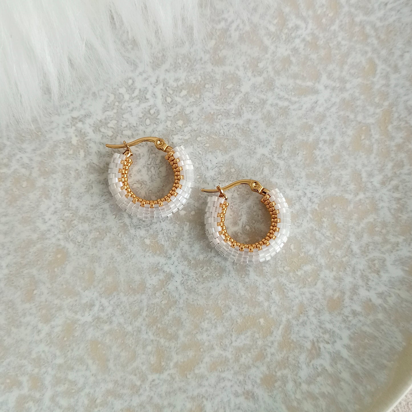 Náušnice Kongo v křišťálově bílé barvě se zlatem – 23 mm