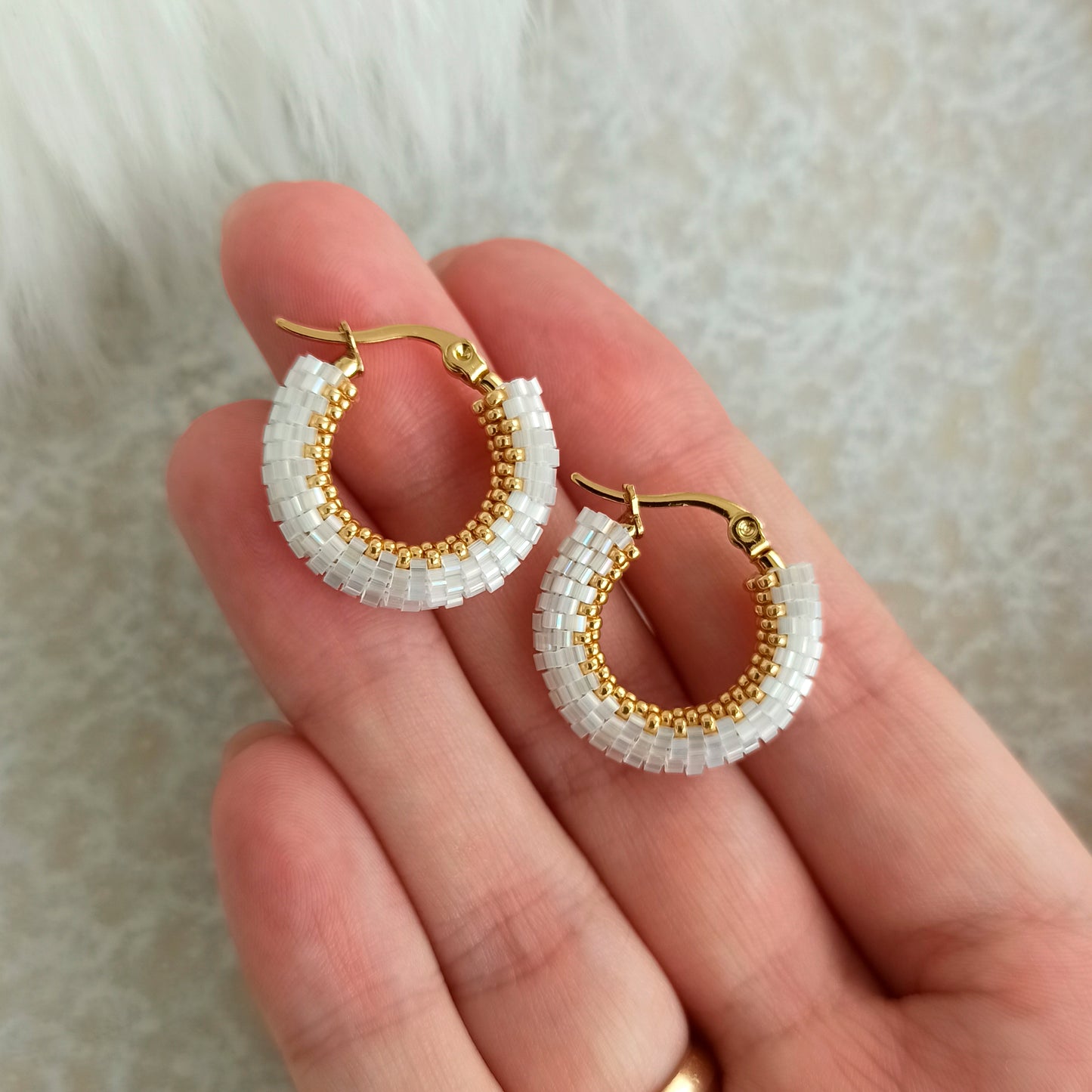 Náušnice Kongo v křišťálově bílé barvě se zlatem – 23 mm