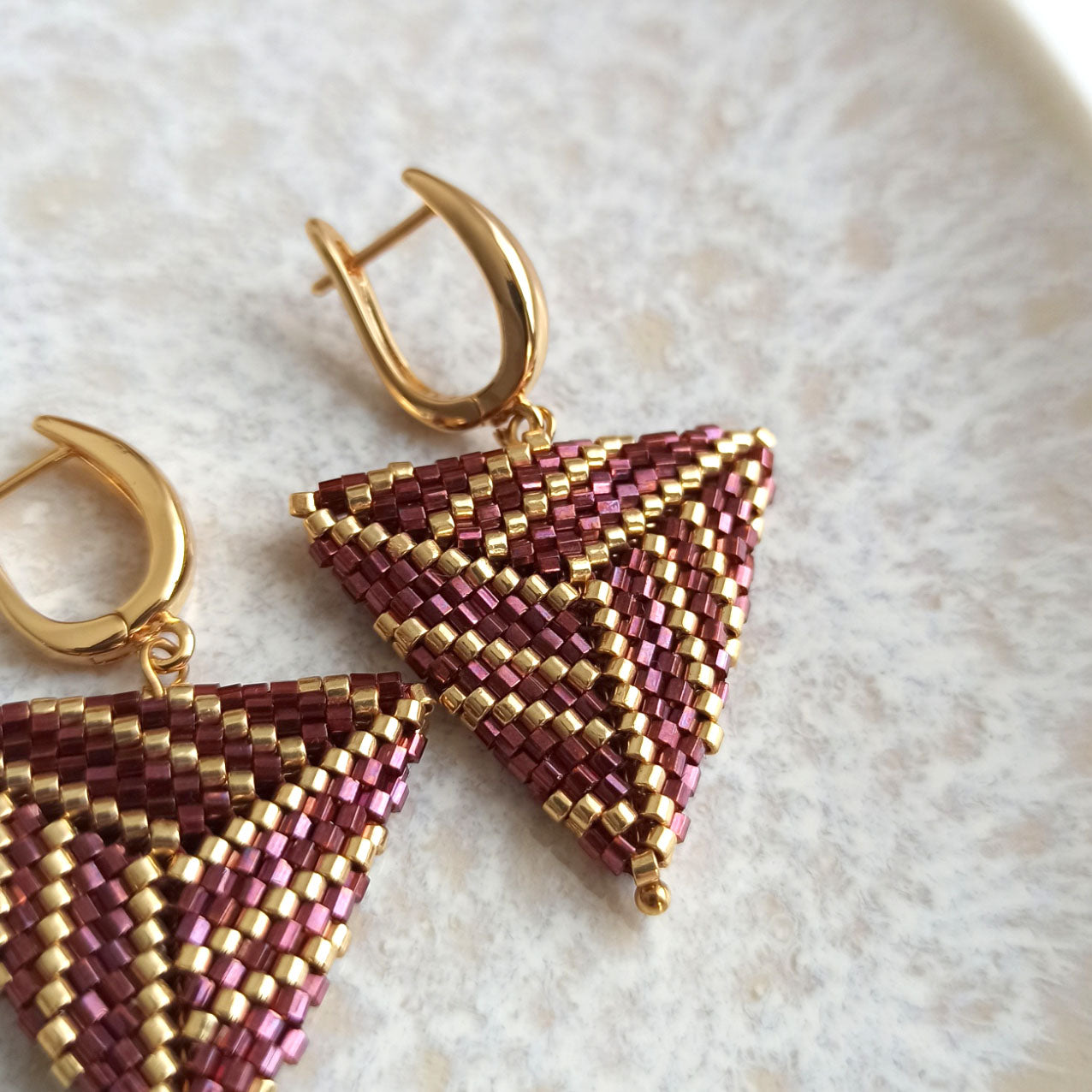 Trojúhelníkové objemné náušnice vínovo-zlaté