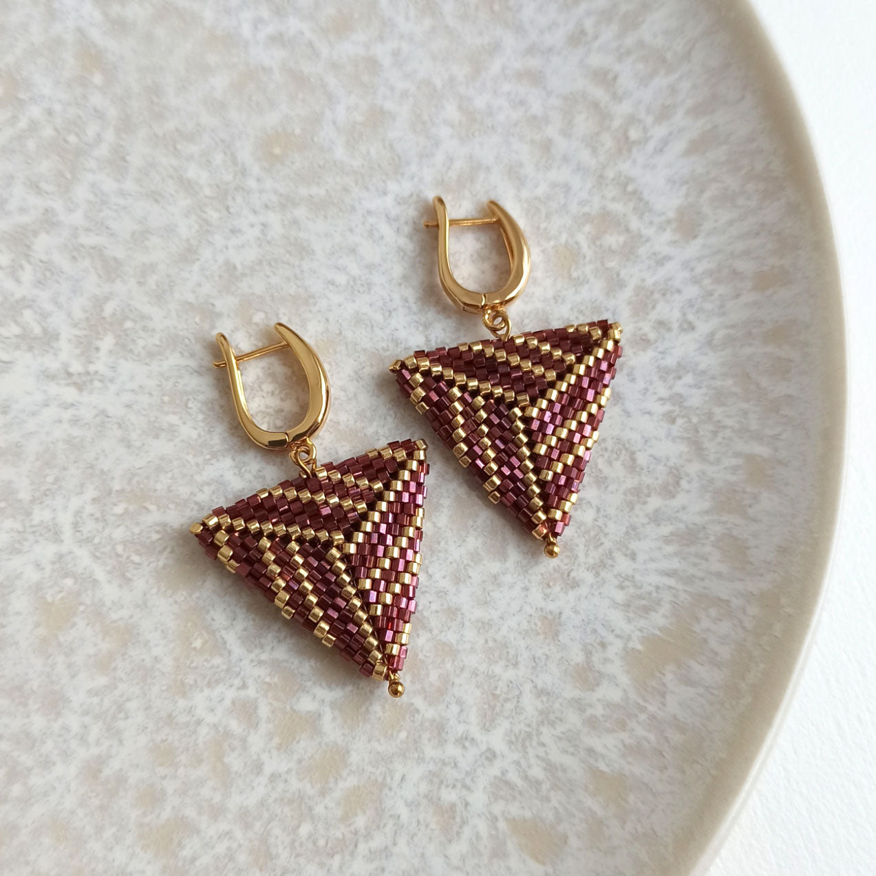 Trojúhelníkové objemné náušnice vínovo-zlaté