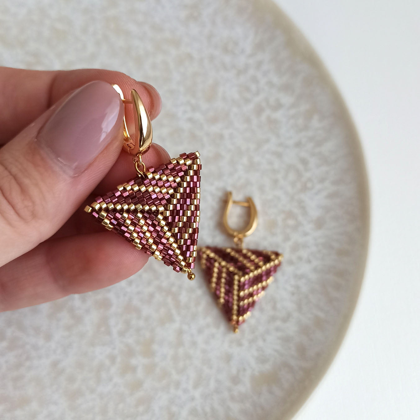Trojúhelníkové objemné náušnice vínovo-zlaté