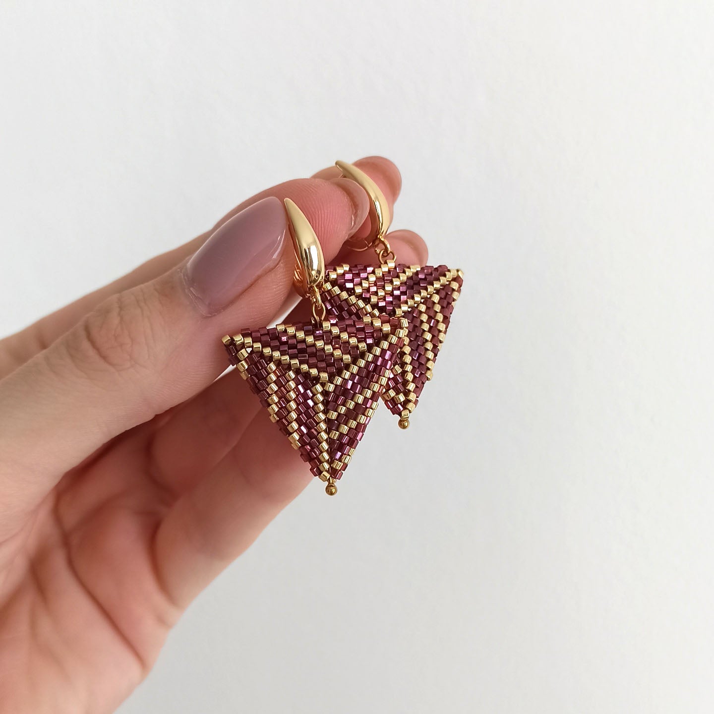 Trojúhelníkové objemné náušnice vínovo-zlaté