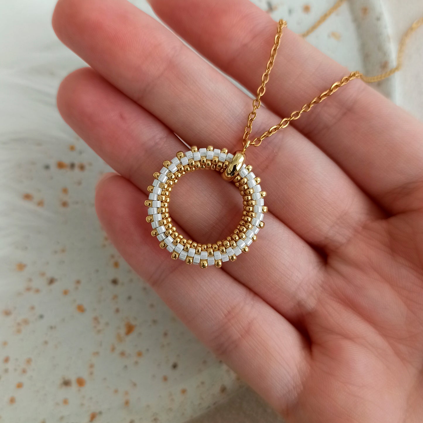 Přívěsek s řetízkem v bílo-zlaté barvě, průměr 23 mm