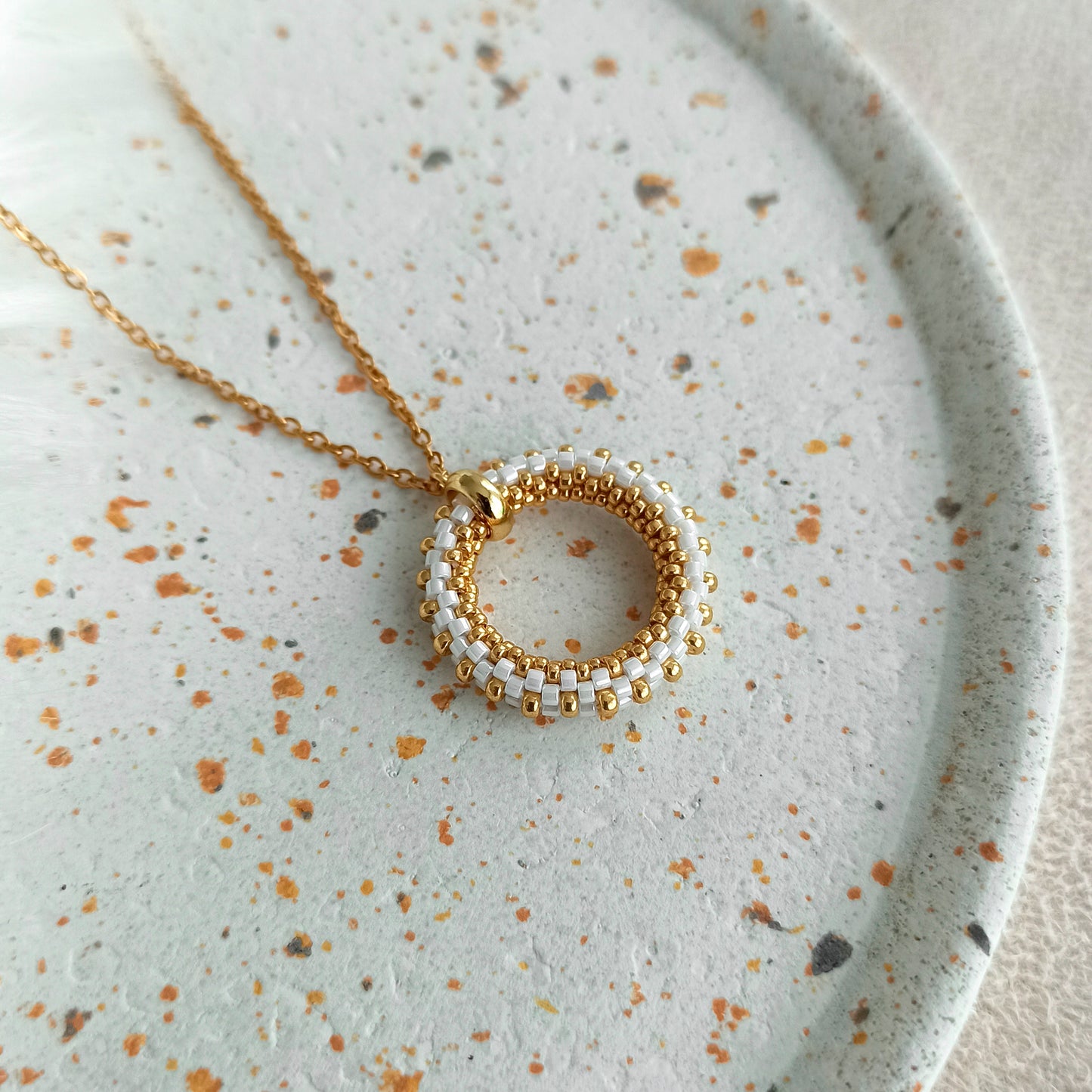 Přívěsek s řetízkem v bílo-zlaté barvě, průměr 23 mm