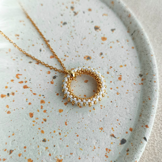 Přívěsek s řetízkem v bílo-zlaté barvě, průměr 23 mm