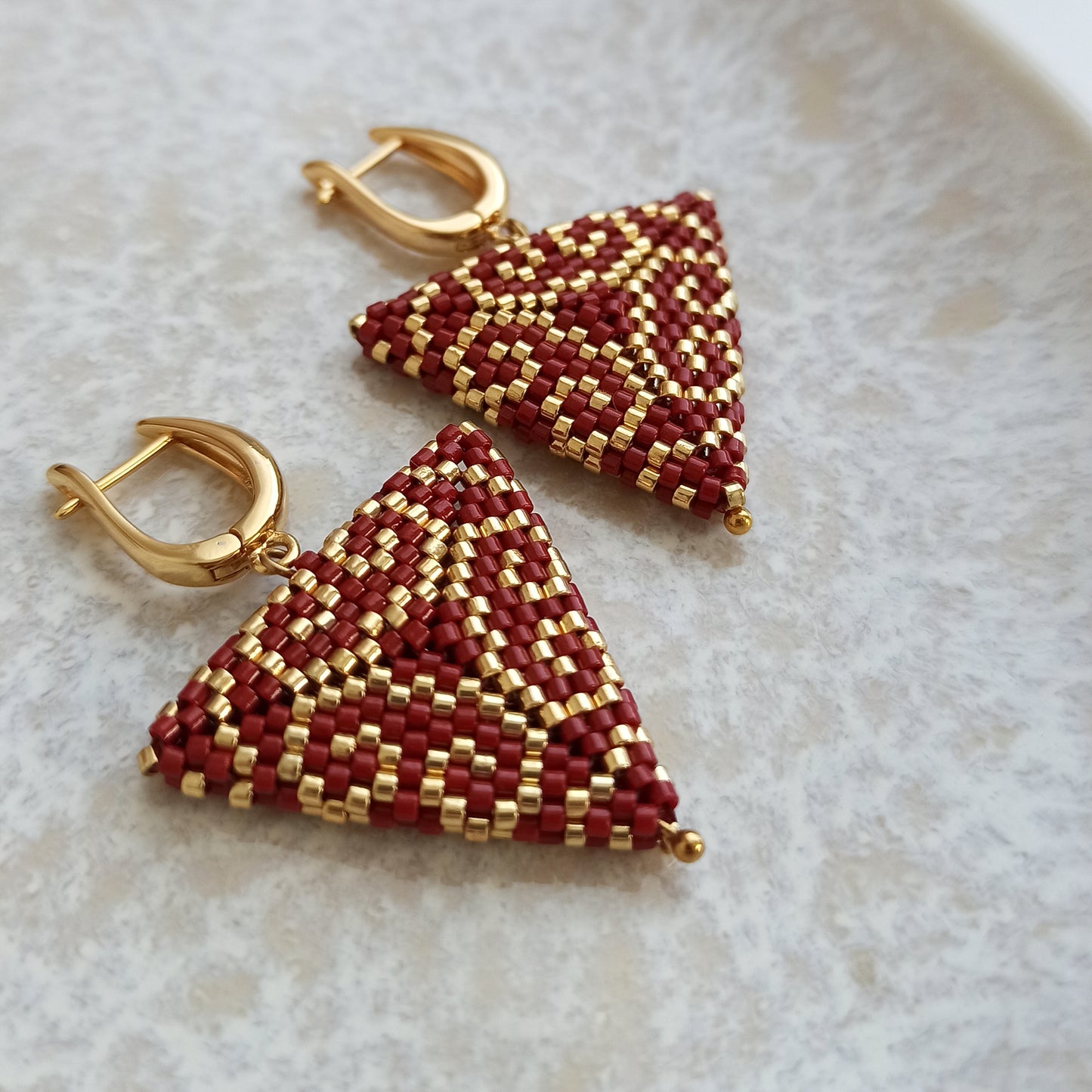 Trojúhelníkové objemné náušnice červeno-zlaté