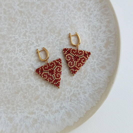 Trojúhelníkové objemné náušnice červeno-zlaté
