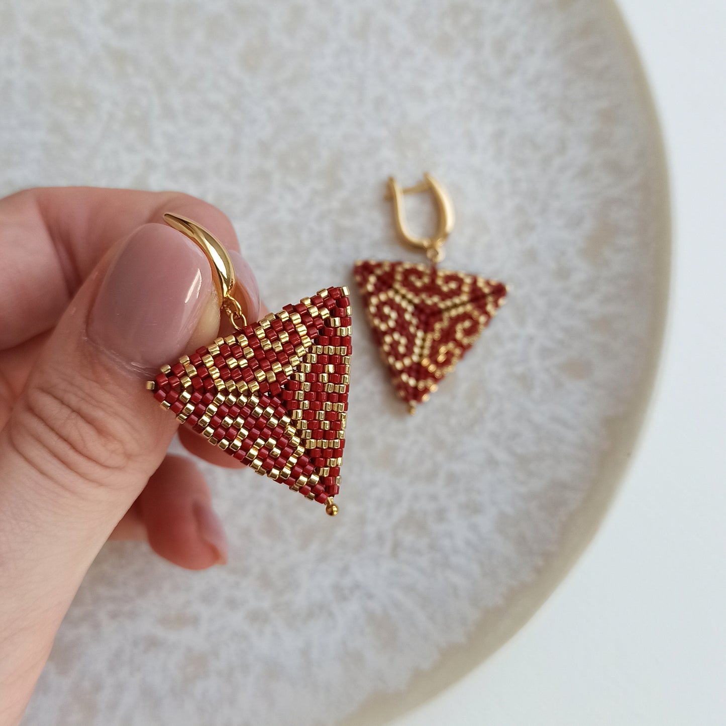 Trojúhelníkové objemné náušnice červeno-zlaté